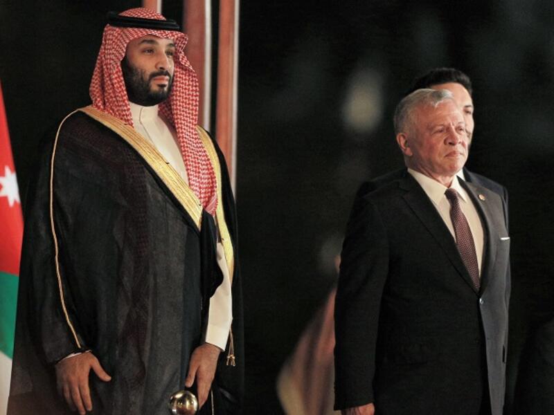 السلام الملكي: فور هبوط طائرة ولي العهد في مطار الملكة علياء في العاصمة عمان، كانت مراسم الاستقبال الرسمية، وعزف السلامين الملكيين.
