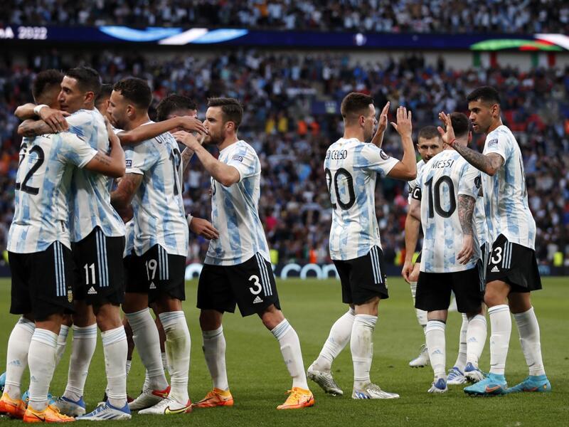 Argentina's midfielder Angel Di Maria (2nd L) celebrates with teammates after scoring their second goal during the 'Finalissima' International friendly football match between Italy and Argentina at Wembley Stadium in London on June 1, 2022. The Azzurri face the South American continental champions in the inaugural Finalissima at Wembley. (Photo by Adrian DENNIS / AFP)