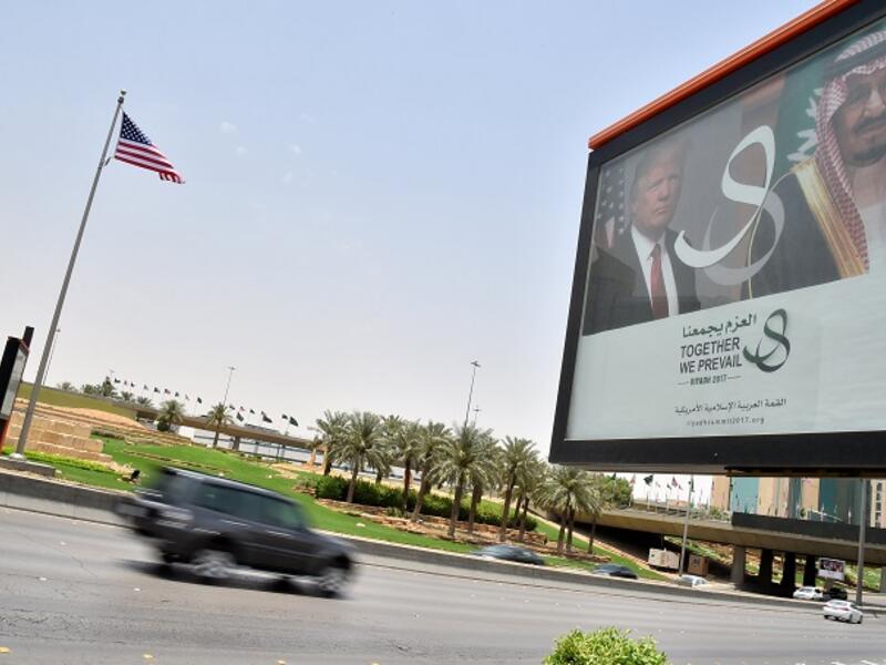 (العلم الأمريكي) دونالد ترامب: زُينت شوارع مدينة جدة بالعلمين السعودي والأمريكي احتفالًا بزيارته، كما رُفعت صوره إلى جانب صور الملك سلمان. جو بايدن: خلت الطرقات من الأعلام الأمريكية.