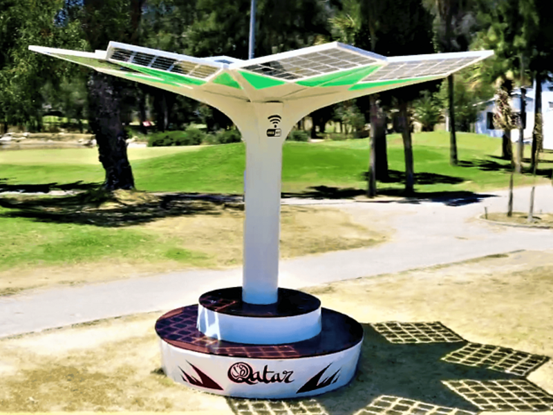 Smart Wifi ومحطات الشحن: تولد توربينات شركة ElPalm الكهرباء من خلال الألواح الشمسية والألواح الكهروضوئية ثنائية الوجه بحيث يمكنك الجلوس تحت ظله وشحن هاتفك بسرعة من خلال منفذ USB أو لاسلكيًا، ويمكن استخدامها كنقطة اتصال WiFi أثناء أخذ قسط من الراحة.