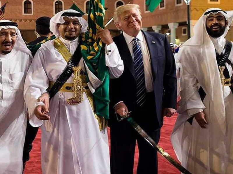 (العرضة السعودية) دونالد ترامب: في حالة من البهجة، وقف الرئيس الأمريكي السابق دونالد ترامب ليؤدي رقصة العرضة حاملًا سيفًا برفقة الملك سلمان بن عبدالعزيز آل سعود. جو بايدن: لم يتم إقامة أي مظاهر احتفالية للرئيس الأمريكي الحالي جو بايدن.