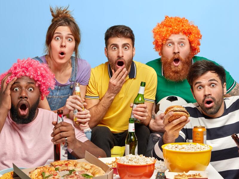 أضرار تناول الوجبات السريعة أثناء مشاهدة مباريات كأس العالم