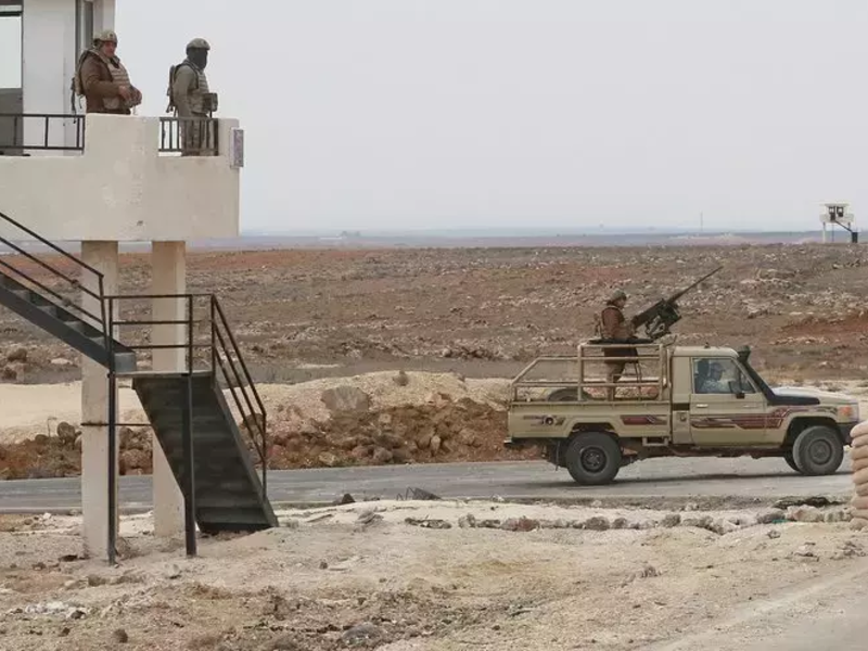 Jordanian soldiers guard the border with Syria 