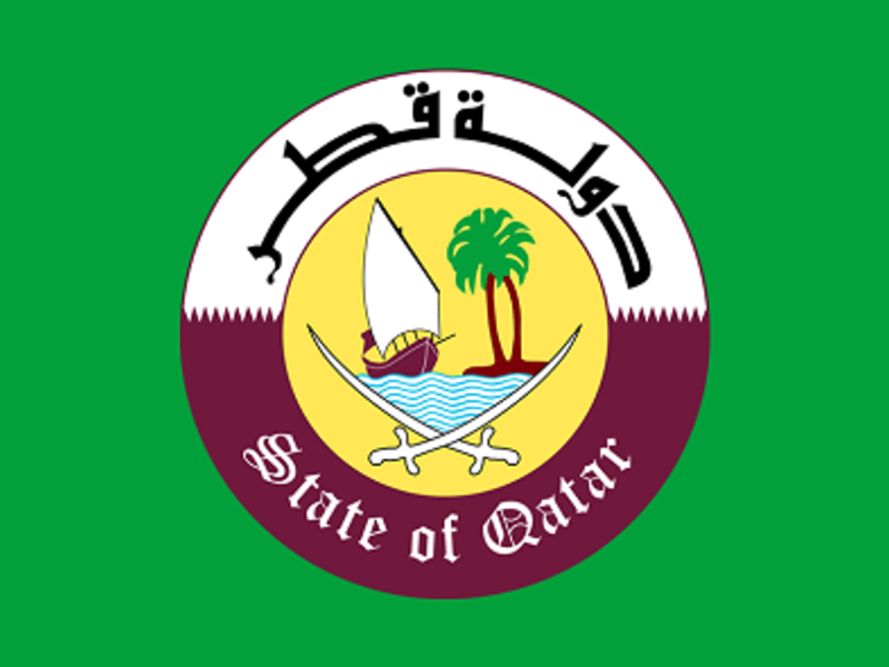 ورسمت الأمواج باستخدام الأطراف المسننة الـ 9 لعلم الدولة والتي تمثل قوة البحر، واقتصر عدد خطوط الأمواج على 3 فقط وهو يدل على أن المياه تحيط بقطر من 3 جهات.