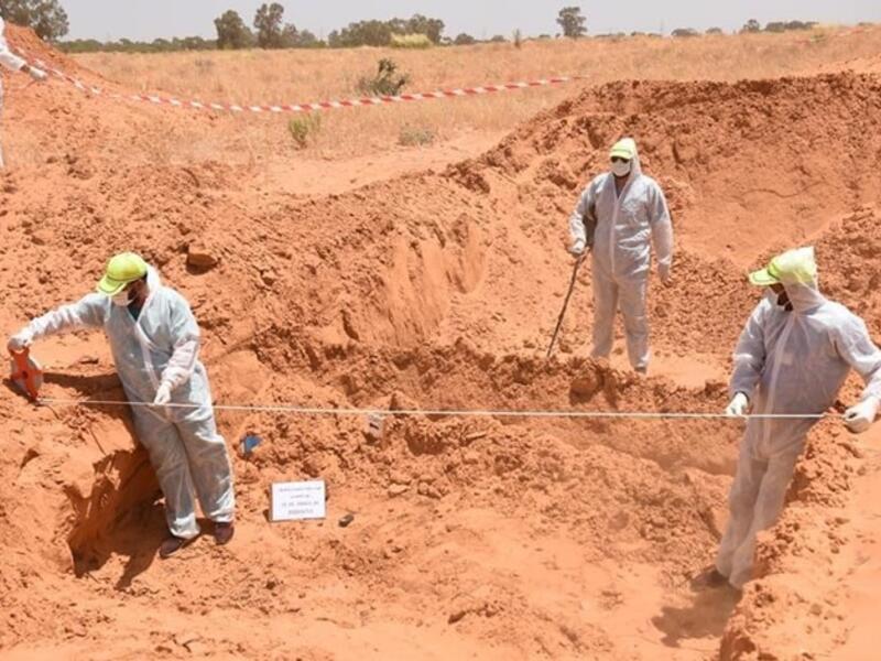 انتشال جثث من مقبرة جماعية