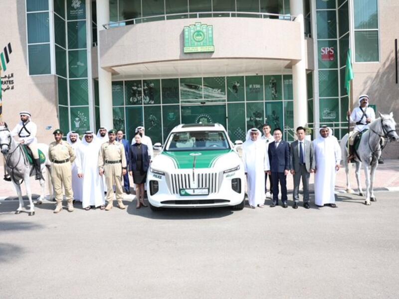 شرطة دبي تضيف سيارة فارهة إلى اسطولها
