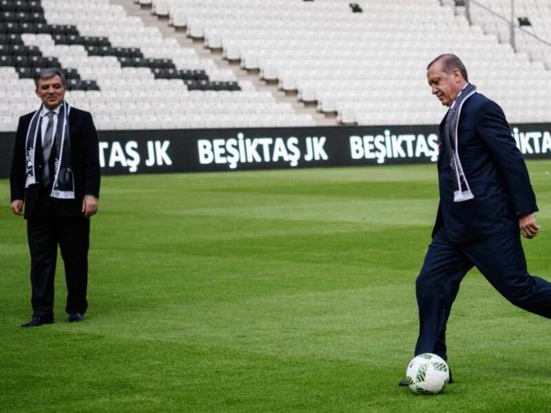 يشارك الرئيس التركي رجب طيب أردوغان في افتتاح بطولة كأس العالم بدعوة من أمير قطر الشيخ تميم.