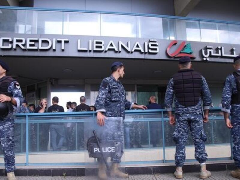 عناصر من الامن اللبناني أمام بنك الاعتماد في بيروت