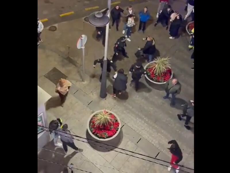 لقطة من فيديو اعتداء عناصر من الشرطة الإسبانية على سيدات مغربيات