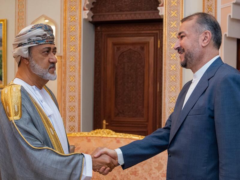 Sultan Haitham bin Tariq al-Said (L) with Hossein Amir-Abdollahian 