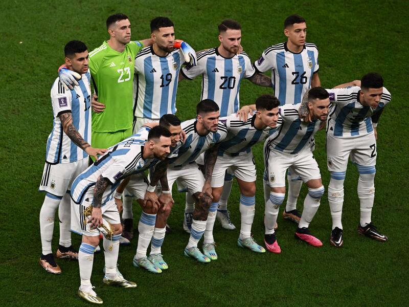 pose for a team picture before the start of the Qatar 2022 World Cup final football match between Argentina and France at Lusail Stadium in Lusail, north of Doha on December 18, 2022. (Photo by Jewel SAMAD / AFP)