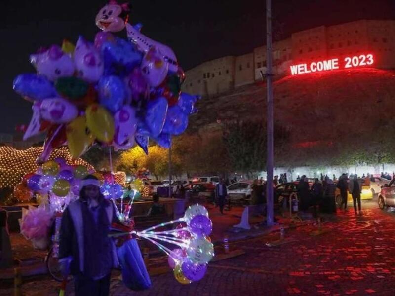 عراقيون يتجمعون حول قلعة أربيل، عاصمة المنطقة الكردية المتمتعة بالحكم الذاتي في شمال العراق، قبل احتفالات رأس السنة الجديدة في 31 ديسمبر 2022.