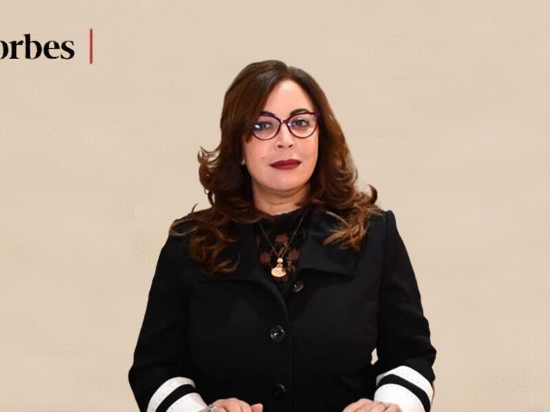أسماء أغلالو (54 عامًا): برلمانية وسياسية وصحفية مغربية، أول رئيسة بلدية امرأة للعاصمة المغربية الرباط وأمينة لصندوق منظمة المدن المتحدة والحكومات المحلية ومحررة لمكتب الاقتصاد في الصحيفة اليومية المغربية L'Opinion.