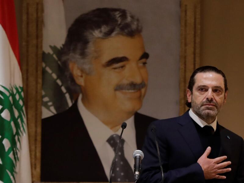صورة رئيس الوزراء اللبناني الأسبق رفيق الحريري معلقة على الحائط ويقف من أمامها نجله سعد الحريري