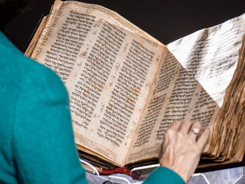 سوثبيز تستعد لبيع أقدم كتاب مقدس باللغة العبرية