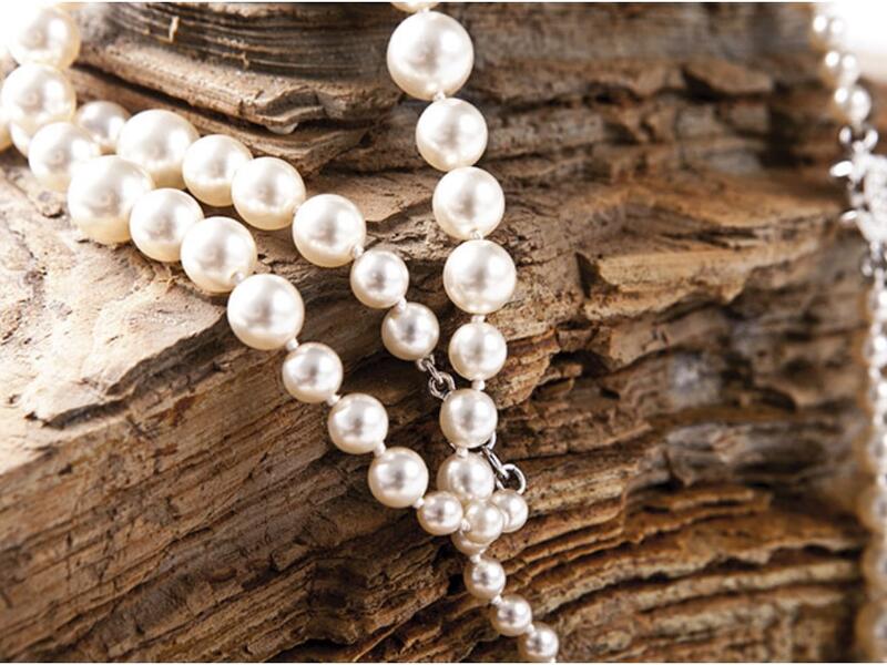 اللؤلؤ – Pearl: ورد ذكر اللؤلؤ في الآية 33 من سورة فاطر ﴿جَنَّٰتُ عَدْنٍۢ يَدْخُلُونَهَا يُحَلَّوْنَ فِيهَا مِنْ أَسَاوِرَ مِن ذَهَبٍۢ وَلُؤْلُؤًا ۖ وَلِبَاسُهُمْ فِيهَا حَرِيرٌ﴾.