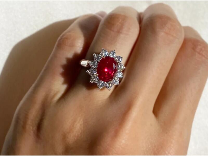 الياقوت – Ruby: ورد الياقوت في الآية 58 من سورة الرحمن ﴿كَأَنَّهُنَّ الْيَاقُوتُ وَالْمَرْجَانُ﴾ .