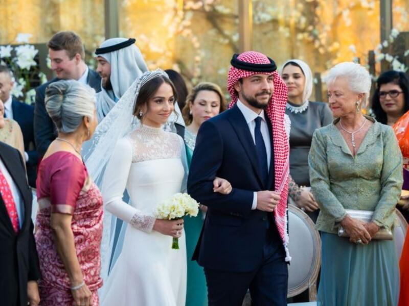وجه الأمير الحسين رسالة مؤثرة لشقيقته بعد مراسم الزفاف جاء فيها: "ممتن لكل ذكرياتنا معًا، واليوم سعيد بزواجك يا نوّارة العائلة..كل الأمنيات والدعوات، لكِ إيمان ولجميل، وزواج مبارك بإذن الله. بالرفاه والبنين يا حبيبتي ووفقكِ الله لما فيه الخير"