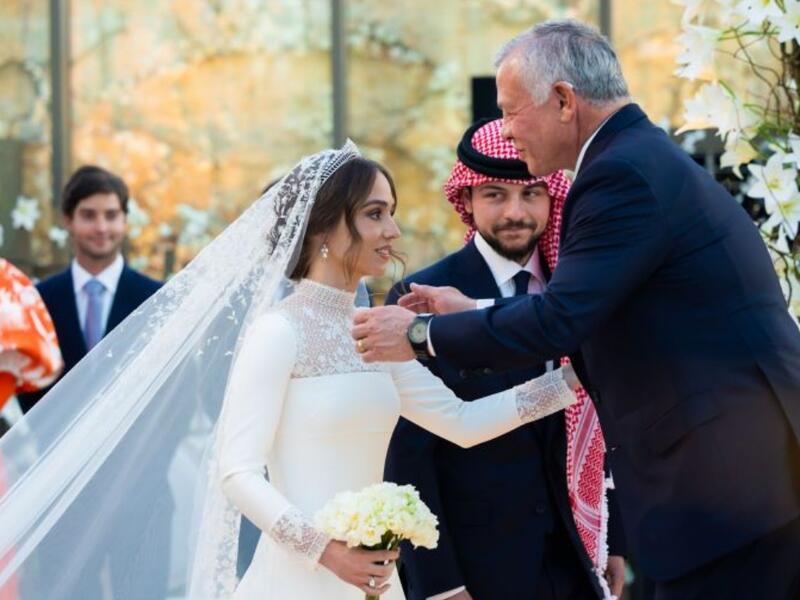 الملك عبدالله الثاني يستقبل الأميرة إيمان قبل بدء مراسم عقد القران.