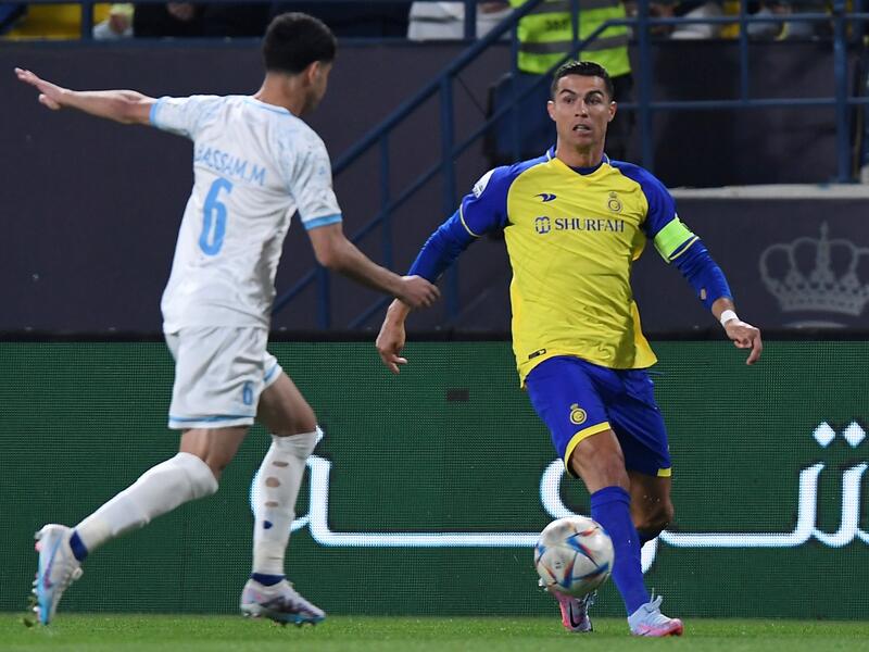 كريستيانو رونالدو (يمين) خلال مواجهة النصر والباطن (المصدر: أ ف ب)