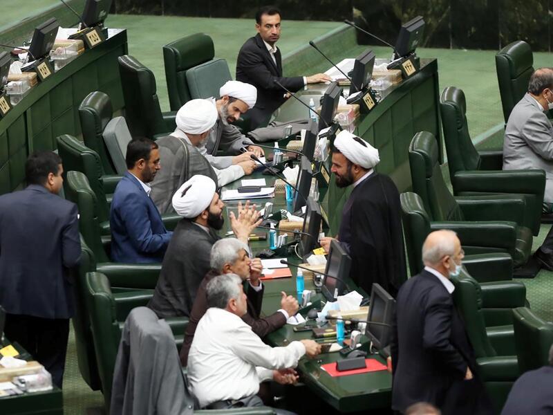  أعضاء البرلمان الإيراني خلال اجتماع في العاصمة طهران