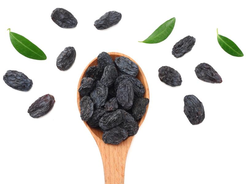 طبيب البوابة: 10 فوائد مذهلة لتناول الزبيب الأسود