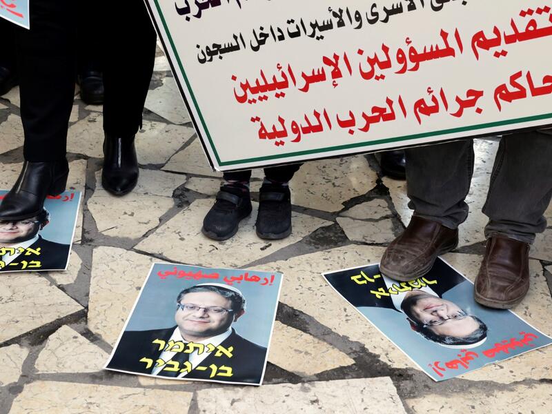 محتجون فلسطينيون، يدوسون بأقدامهم على صور وزير الأمن القومي الاسرائيلي ايتمار بن غفير (أ ف ب)