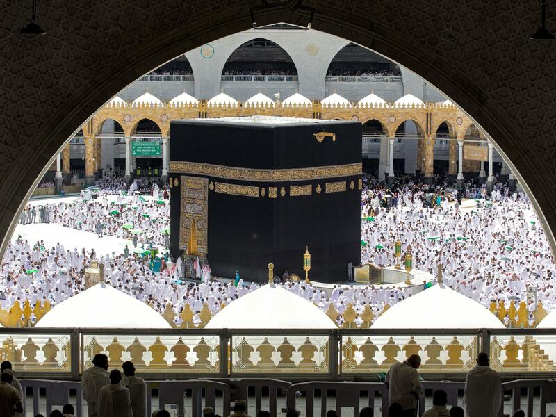 رجل في الحرم المكي