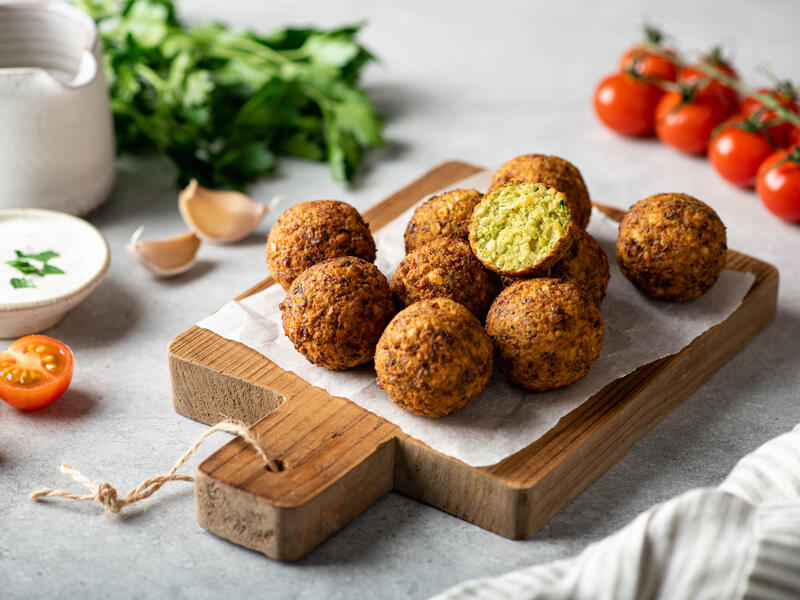 Cohen tweets about Israeli falafel, spark outrage