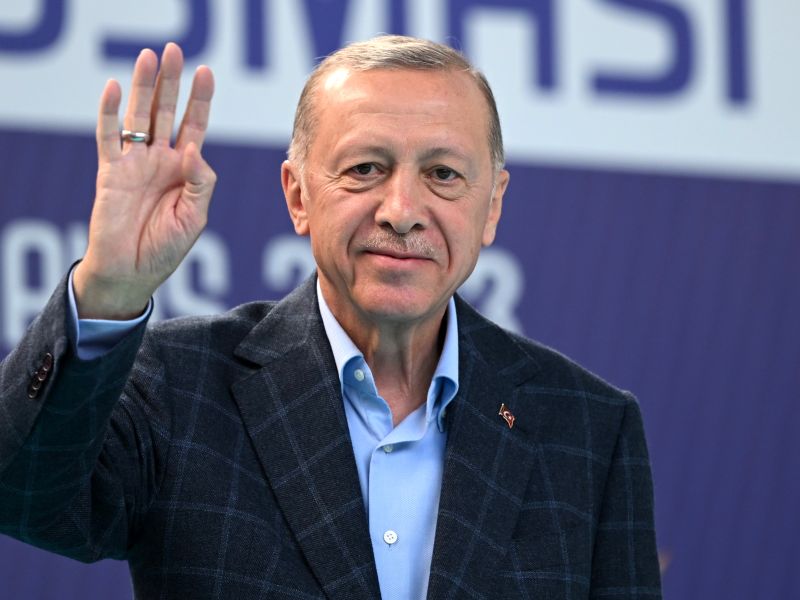 Erdogan distributes money inside polling station