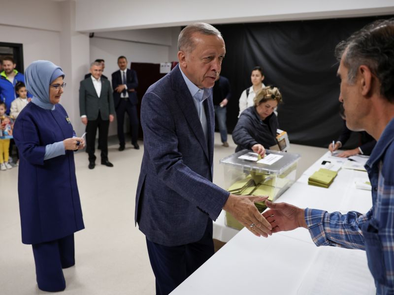 الرئيس التركي رجب طيب أردوغان يدلي بصوته في الانتخابات