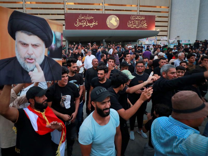 أنصار زعيم التيار الصدري في العراق مقتدى الصدر