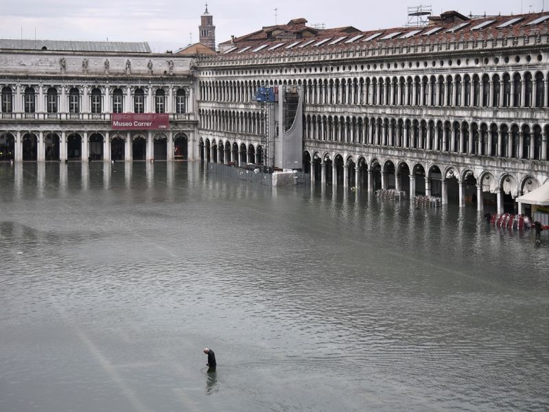 2 killed in Italy floods, 900 evacuated 