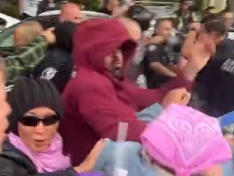 علقة ساخنة لمثليين جنسيا على يد اهالي طلبة مدرسة اميركية (فيديو)