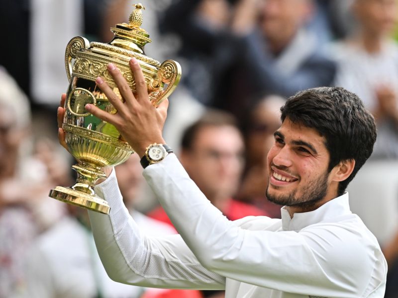 آلكاراز يحتفل بلقبه الأول في ويمبلدون (Photo by Glyn KIRK / AFP) 