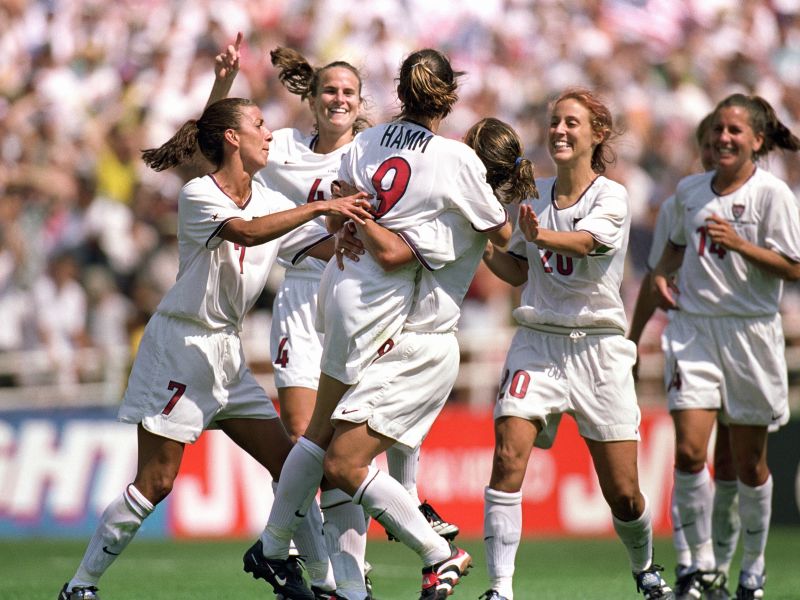 النسخة الثالثة: توّج المنتخب الأمريكي بلقب كأس العالم للسيدات 1999 بعد فوزه على المنتخب الصيني بنتيجة ضربات الجزاء (5–4) في البطولة التي أقيمت في الولايات المتحدة الأمريكية.