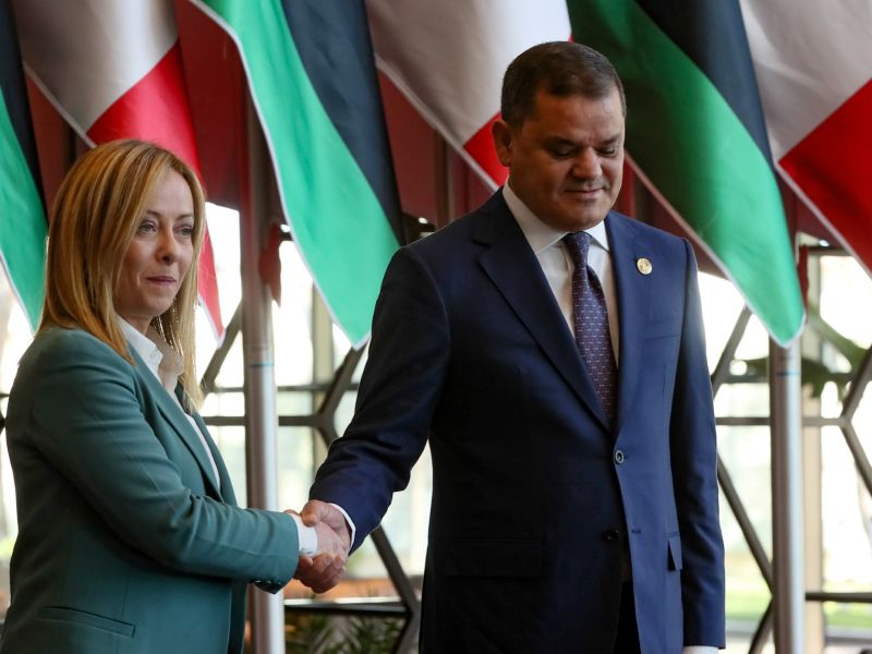 رئيس حكومة الوحدة الليبية عبدالحميد الدبيبة مصافحا نظيرته الايطالية جورجيا ميلوني خلال زيارته الى روما الشهر الماضي.
