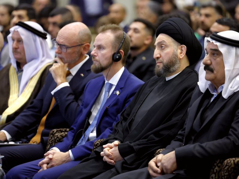 زعيم تيار الحكمة الوطني العراقي عمار الحكيم (الثاني من اليمين) خلال حضوره مؤتمرا اقيم في بغداد في الذكرى السنوية التاسعة لابادة الايزيديين على يد داعش.
