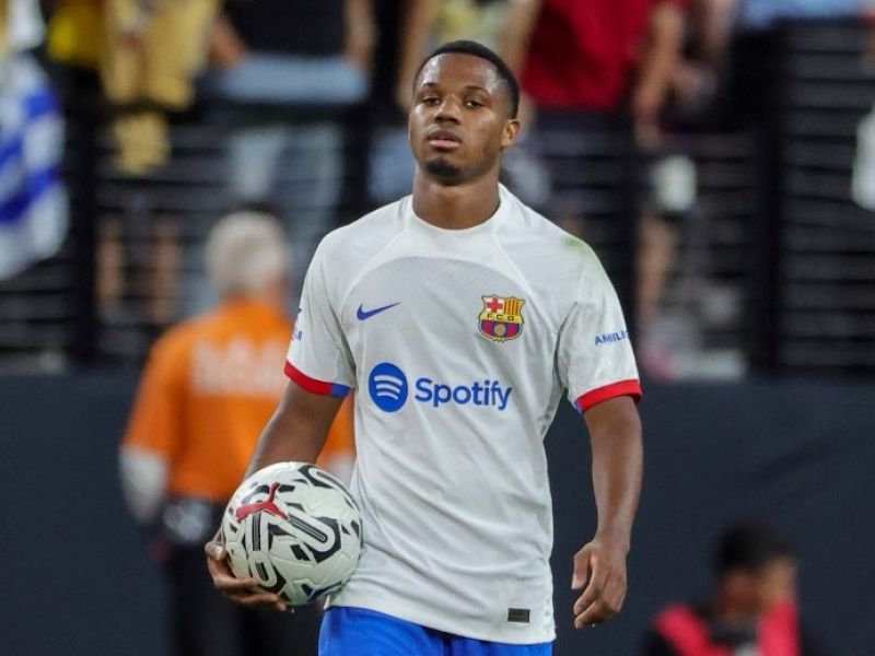 Ansu Fati #10 of FC Barcelona holds the ball at the end of a preseason friendly match against AC Milan during the 2023 Soccer Champions Tour at Allegiant Stadium on August 01, 2023 in Las Vegas, Nevada. FC Barcelona defeated AC Milan 1-0. Ethan Miller/Getty Images/AFP (Photo by Ethan Miller / GETTY IMAGES NORTH AMERICA / Getty Images via AFP)