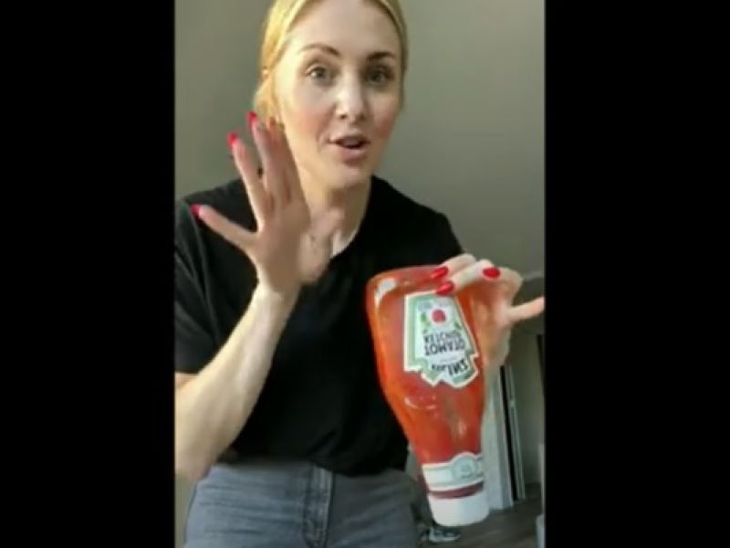 حيلة "عبقرية" للحصول على محتوى زجاجة الكاتشب