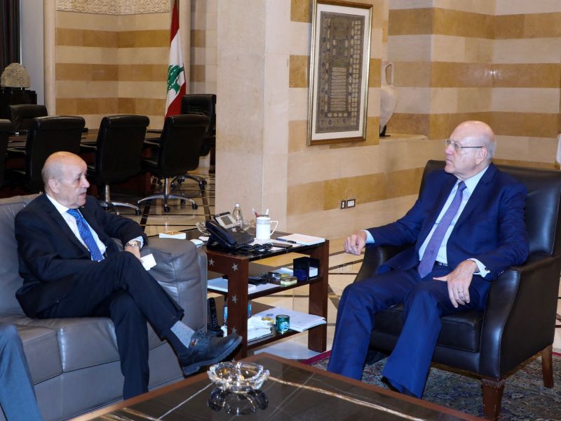 المبعوث الفرنسي الخاص إلى لبنان جان إيف لودريان مجتمعا مع رئيس حكومة تصريف الاعمال نجيب ميقاتي