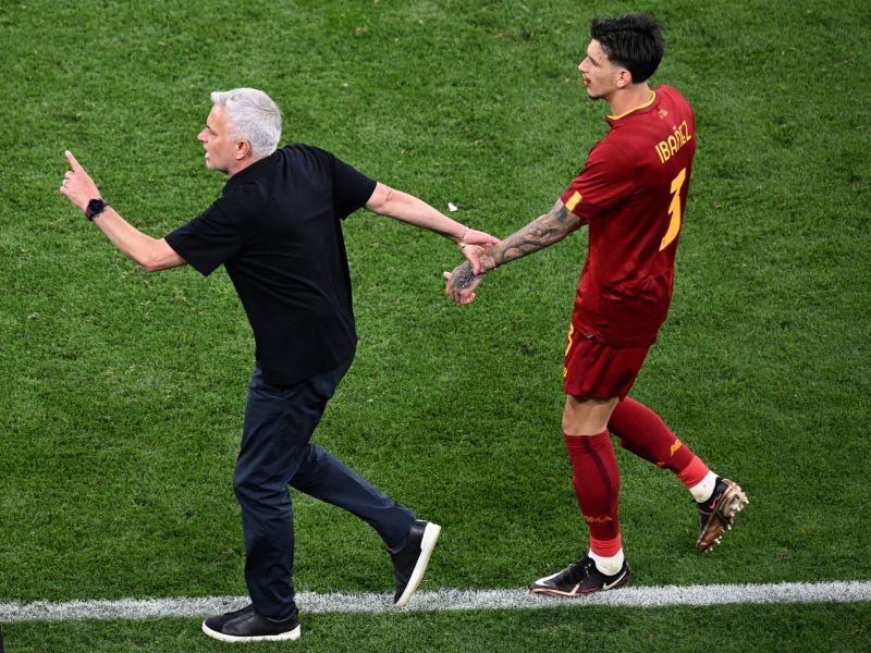 AS Roma's Portuguese coach Jose Mourinho (L) reacts to the injury of AS Roma's Brazilian defender Roger Ibanez during the UEFA Europa League final football match between Sevilla FC and AS Roma at the Puskas Arena in Budapest on May 31, 2023. (Photo by Ferenc ISZA / AFP)
