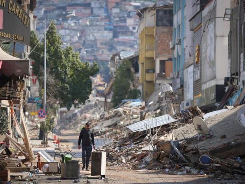 في يناير 2023، ضرب زلزالان عنيفان بقوة 7.8 درجة تركيا وسوريا وتسببا في مقتل أكثر من 50 ألف شخص وإصابة أكثر من 24 ألفا آخرين، إضافة إلى تشريد مئات الآلاف.