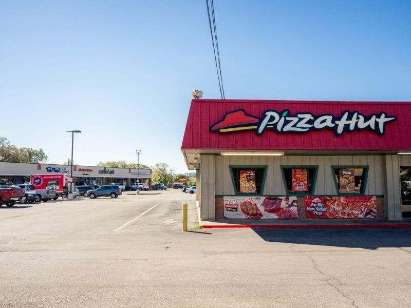 Pizza Hut’s delivery driver layoffs sparked outrage over minimum wage hike. (Brandon Bell/ AFP)