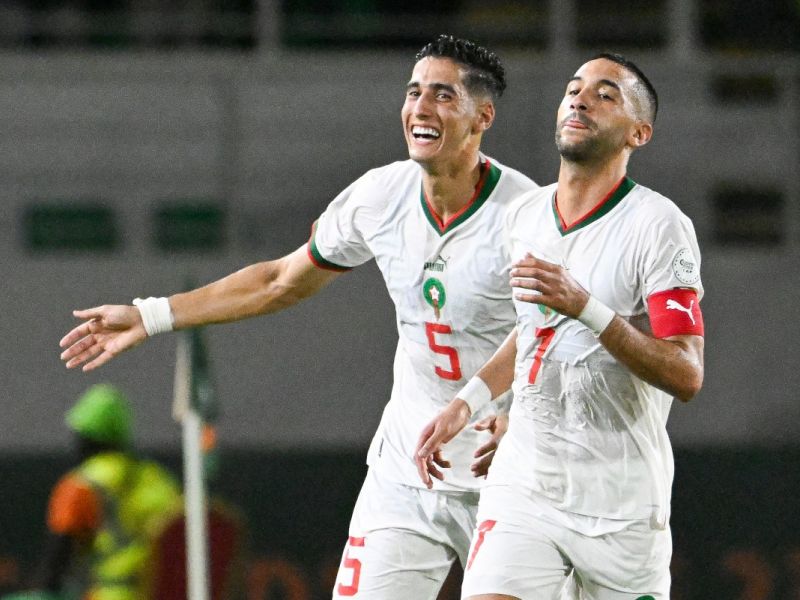 زياش (يمين) يقود المغرب للفوز (Photo by SIA KAMBOU / AFP)
