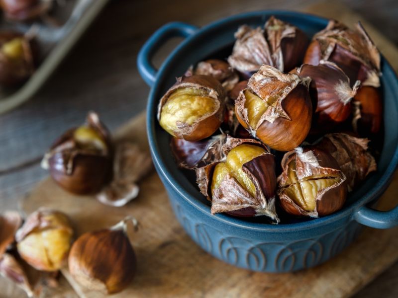 طرق ناجحة لتحضير الكستناء المحمصة هذا الشتاء