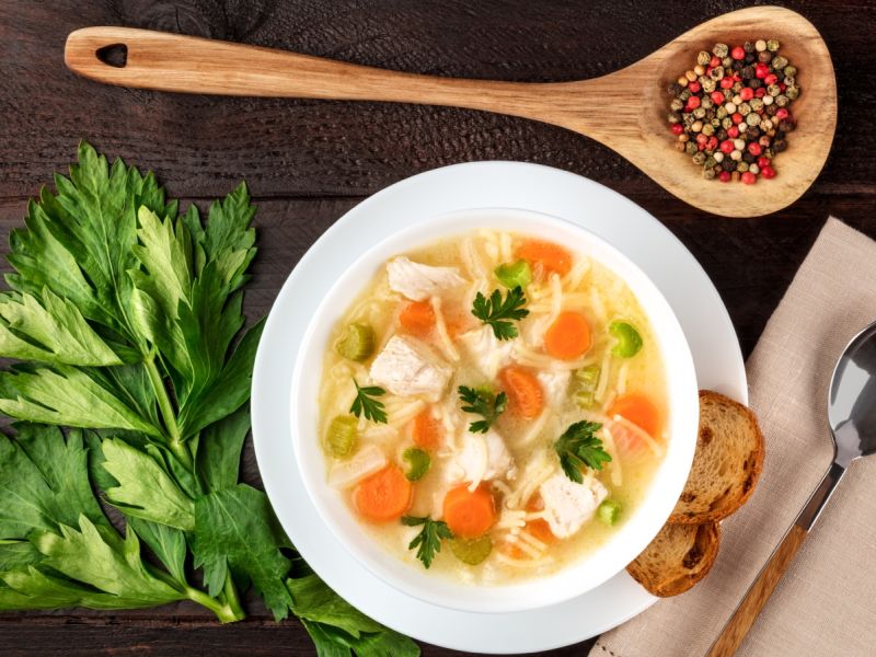 4 خيارات لإعداد شوربة دجاج صحية لعلاج نزلات البرد