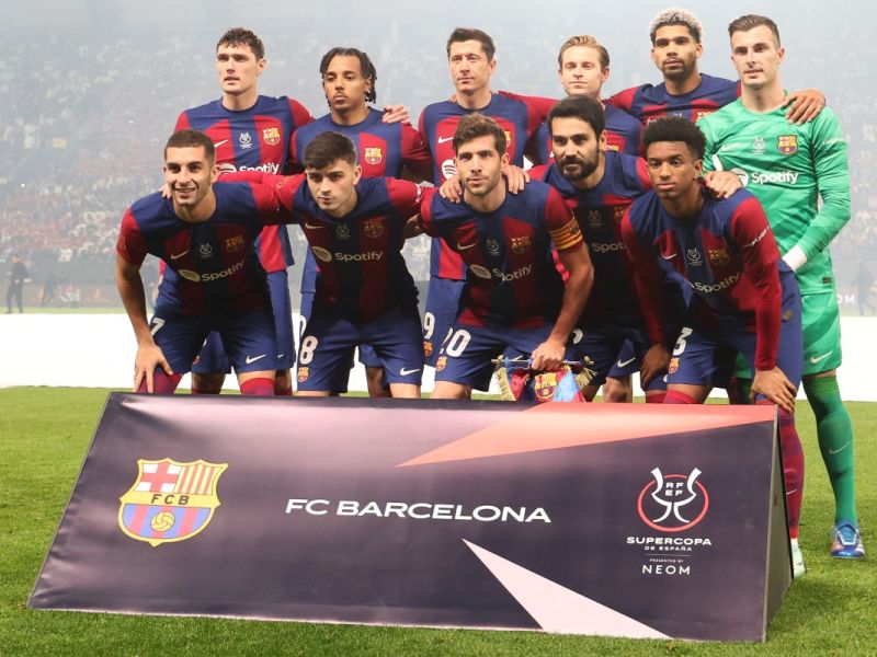 Barcelona players pose for the group picture before the start the Spanish Super Cup final football match between Real Madrid and Barcelona at the Al-Awwal Park Stadium in Riyadh, on January 14, 2024. (Photo by Giuseppe CACACE / AFP)