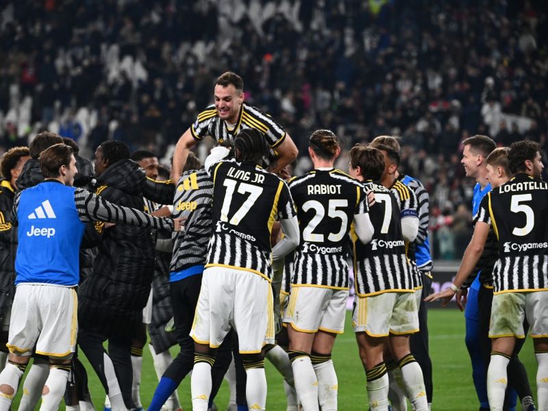 Juventus' players celebrate their victory at the end of the Italian Serie A football match between Juventus and Roma at the Allianz Stadium in Turin, on December 30, 2023. (Photo by Isabella BONOTTO / AFP)