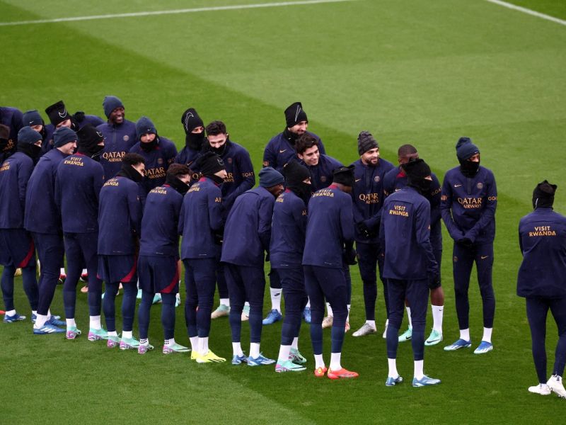 Paris Saint-Germain's players gather during a training session in Poissy, west of Paris, on January 2, 2024, on the eve of the French Trophy of Champions football match between Paris Saint-Germain (PSG) and Toulouse. l (Photo by FRANCK FIFE / AFP)
